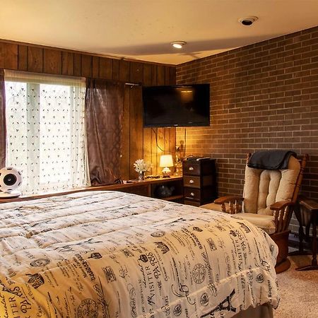 Shane Acres Country Inn Juneau Екстериор снимка