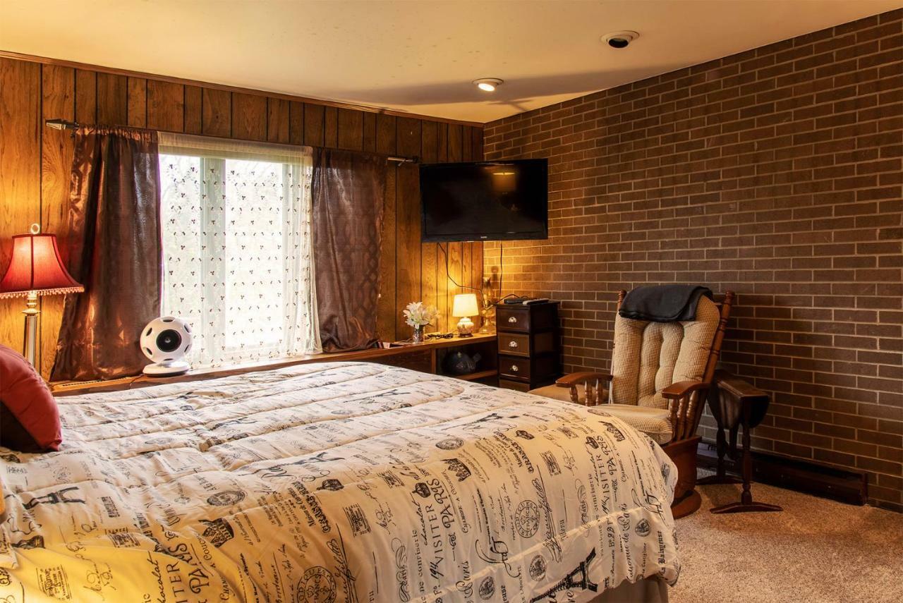 Shane Acres Country Inn Juneau Екстериор снимка