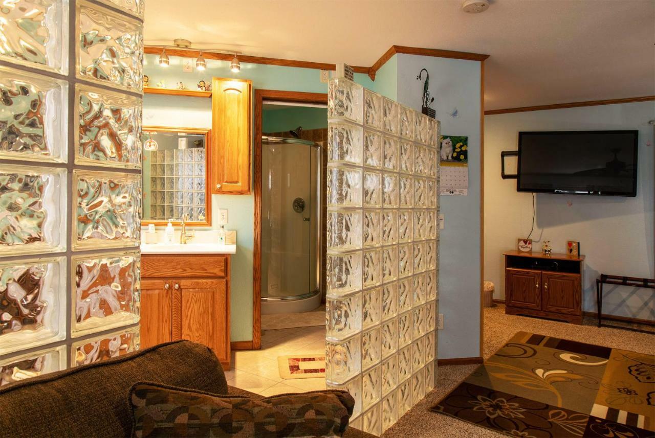 Shane Acres Country Inn Juneau Екстериор снимка