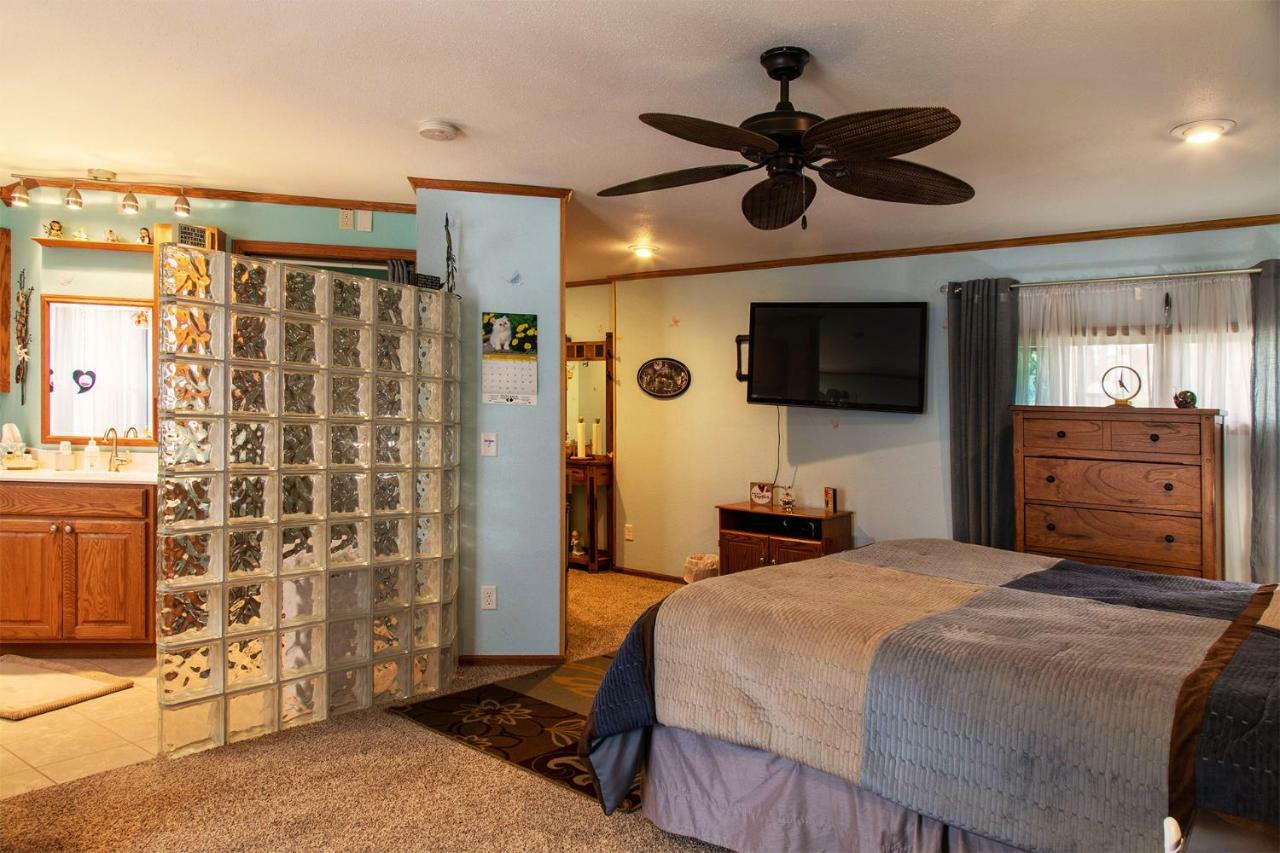 Shane Acres Country Inn Juneau Екстериор снимка